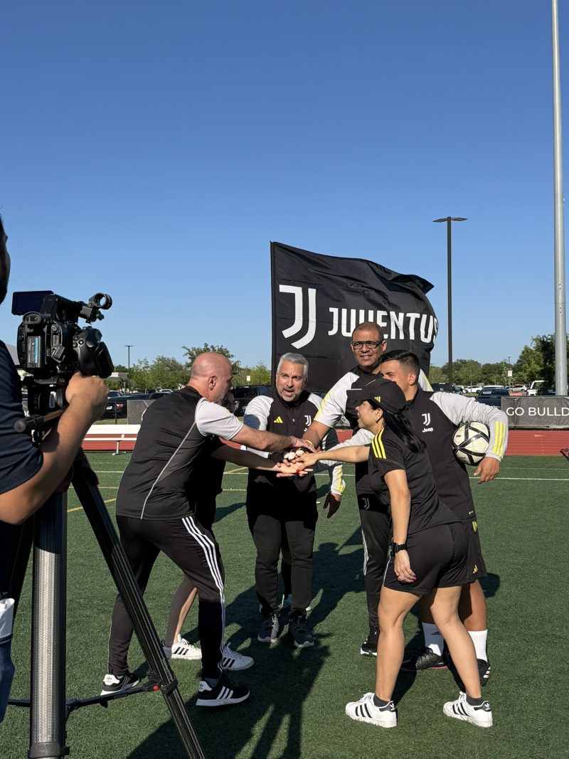 Entrenadores de Juventus Academy Houston durante la grabación de su comercial