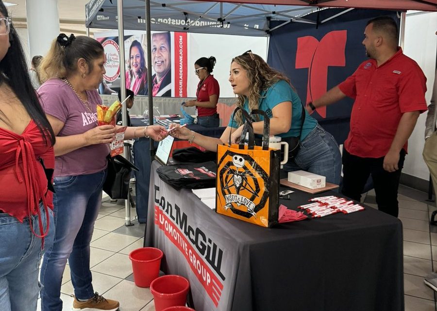 Clientes visitando la carpa de Toyota of Katy en una activación