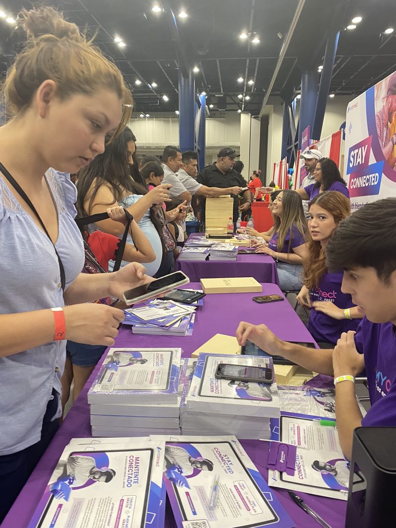 Familias registrándose en el stand de MyConnect durante un evento