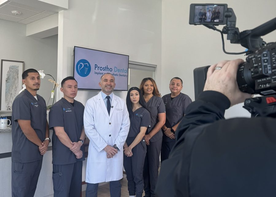 Grabación del comercial de Prostho Dental con su equipo en la clínica