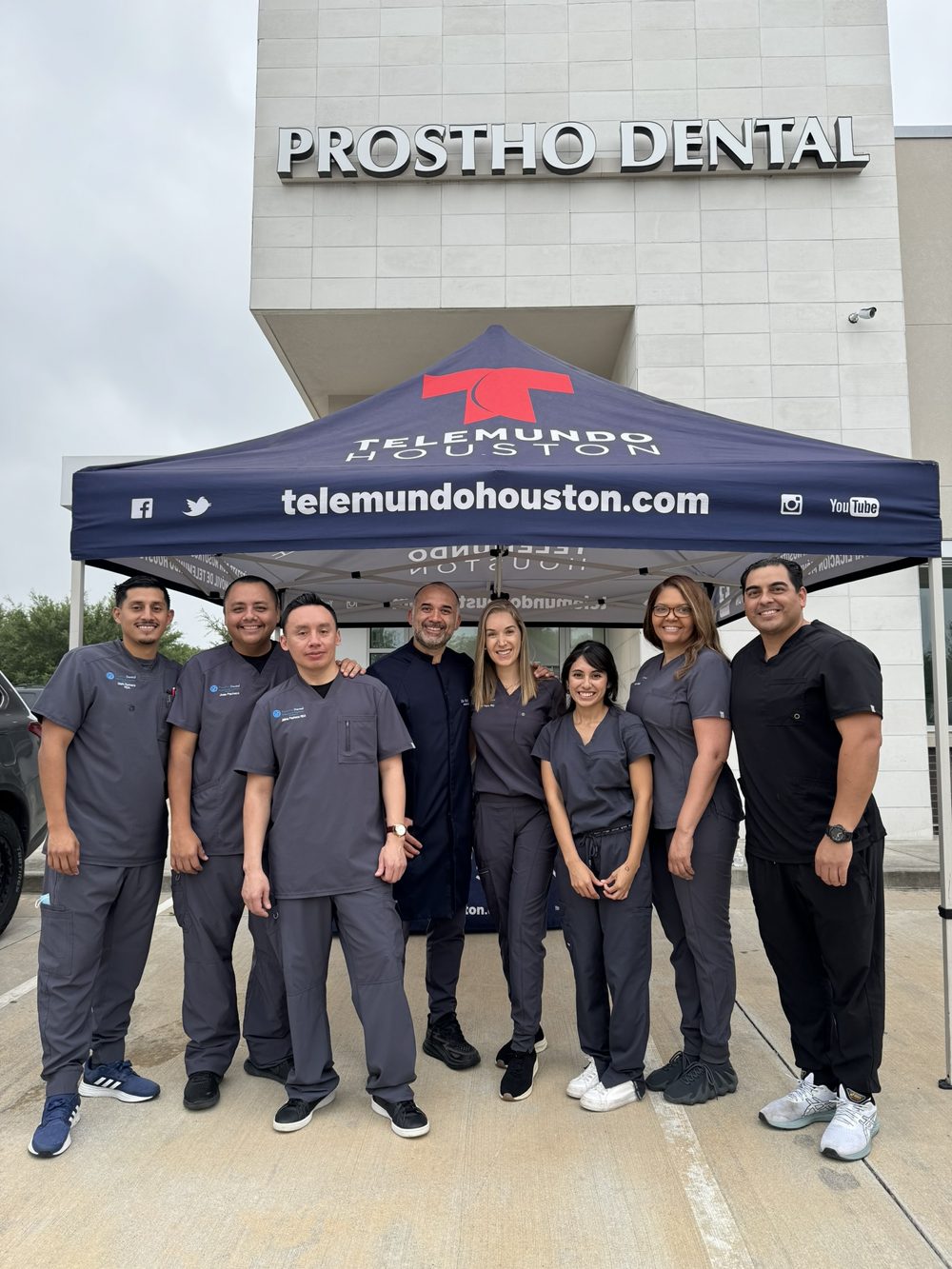 Equipo de Prostho Dental bajo la carpa de Telemundo Houston frente a su clínica