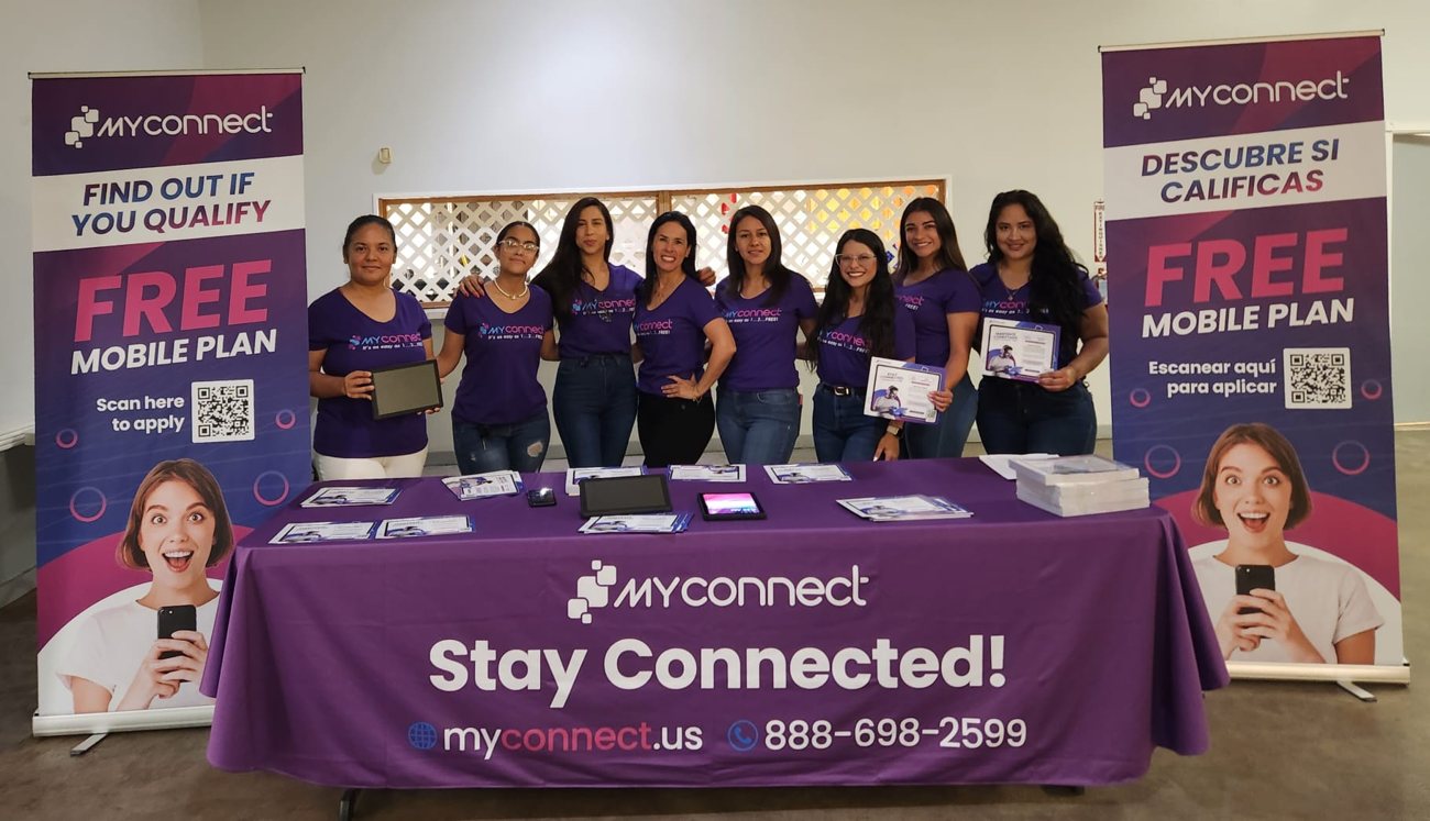 Promo Team de Markas Agency en el stand de MyConnect